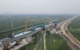 津潍高铁站前七标跨大唐电厂连续梁顺利合龙