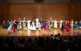 草原童声邂逅海滨之城 呼伦贝尔五彩儿童合唱团唱响青岛